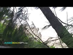 مادر پسر بزرگسالی خود را که در حال حمام است شست و شو می دهد و سپس در فیلم سک۳۰ خارجی آشپزخانه خروس سنگین خود را می خورد