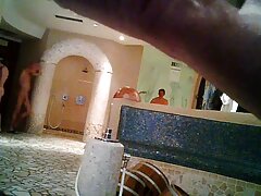 پس از قرار دادن دوست دختر جوان خود روی صندلی فیلم سکس خارجی عربی ، پوست کنده شدن او ، یک همجنسگرا پیر شروع به مکیدن خروس خود با اشتیاق می کند